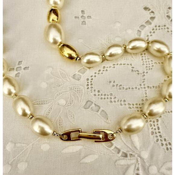 Vtg NAPIER Necklace Pearls & Gold Tone Beads Oval White Grannycore - Picture 3 of 5